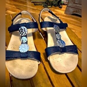 VIONIC FARA NAVY REPTILE EMBOSSED
SANDALS. All Style All Comfort! Sz 7 - EUC